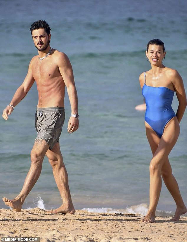 Chân dài Victoria's Secret tung ảnh bikini bé xíu ảnh 8