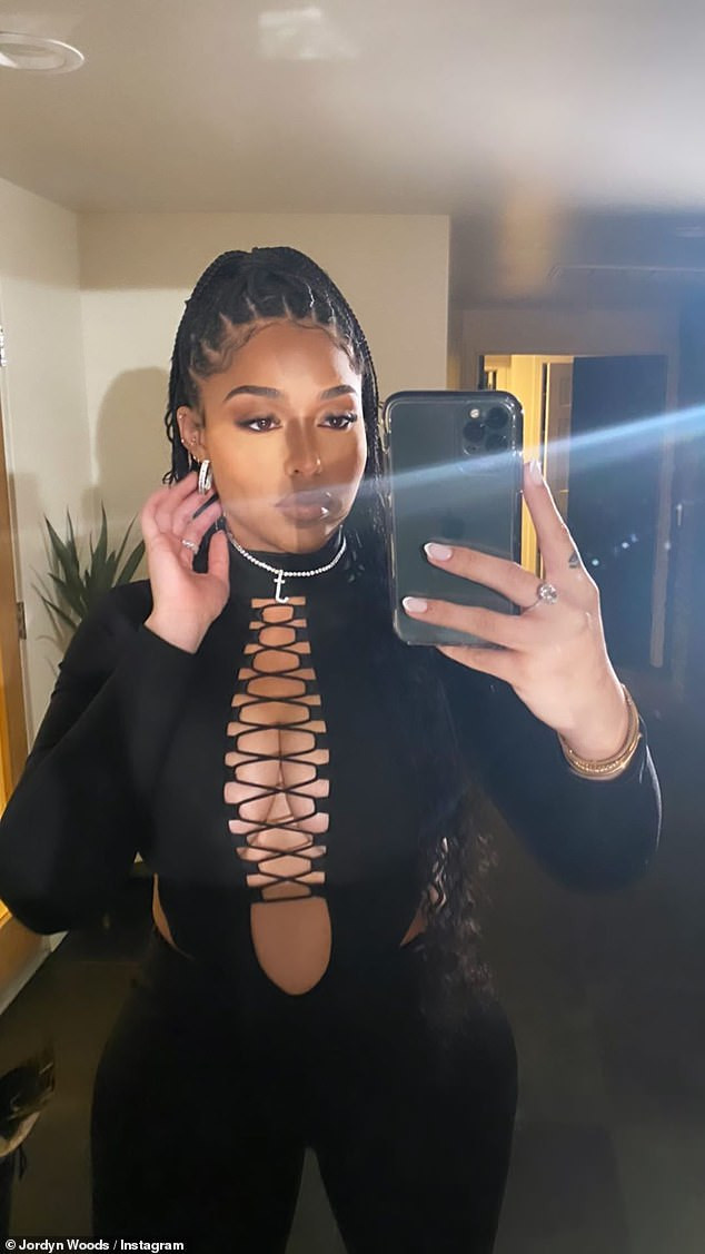 Mẫu ngoại cỡ Jordyn Woods khoe vòng 1 'khủng' siêu nóng bỏng ảnh 6