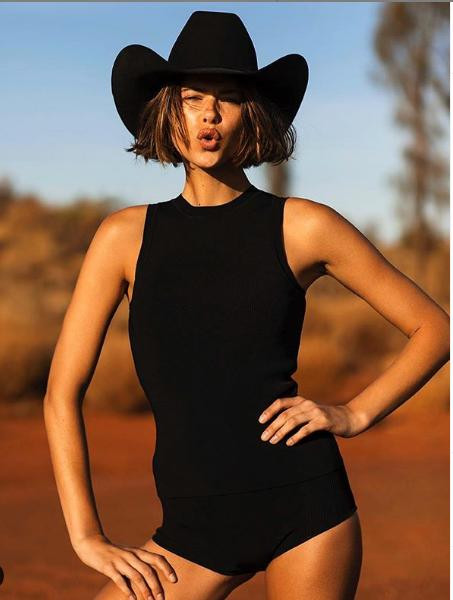 Vóc dáng tuyệt mỹ của chân dài 9x người New Zealand ảnh 9