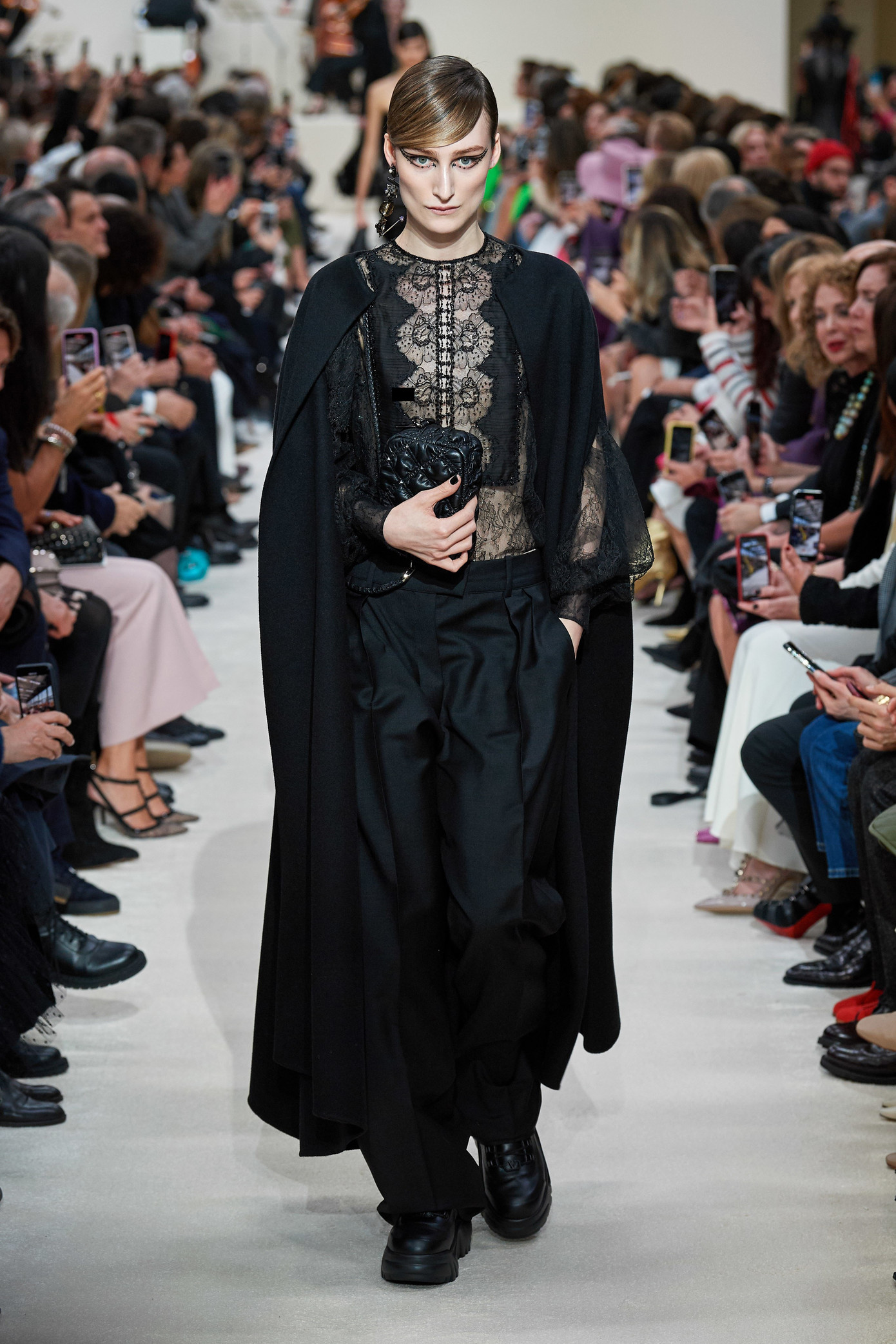 Dàn mẫu khoe trọn ngực trần catwalk trong show Valentino ảnh 12