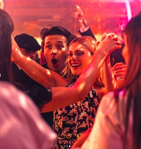 Victoria Beckham nhảy tưng bừng với bạn gái con trai Brooklyn Beckham ảnh 5