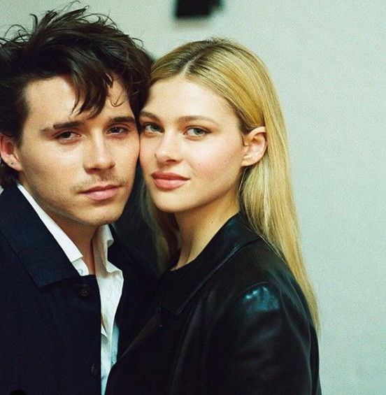 Victoria Beckham nhảy tưng bừng với bạn gái con trai Brooklyn Beckham ảnh 6