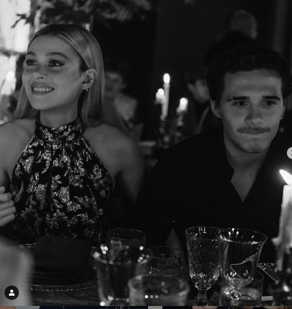 Victoria Beckham nhảy tưng bừng với bạn gái con trai Brooklyn Beckham ảnh 3