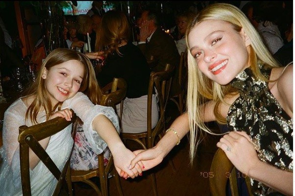 Victoria Beckham nhảy tưng bừng với bạn gái con trai Brooklyn Beckham ảnh 2