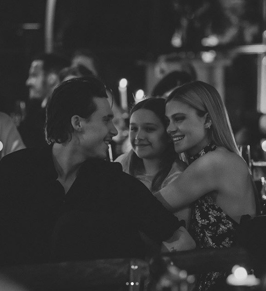 Victoria Beckham nhảy tưng bừng với bạn gái con trai Brooklyn Beckham ảnh 4