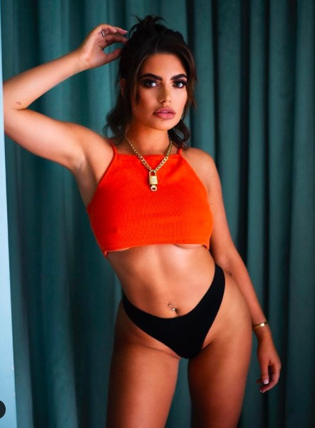 Cựu vũ nữ thoát y tung ảnh nội y, lộ chân ngực 'nhức mắt' ảnh 1