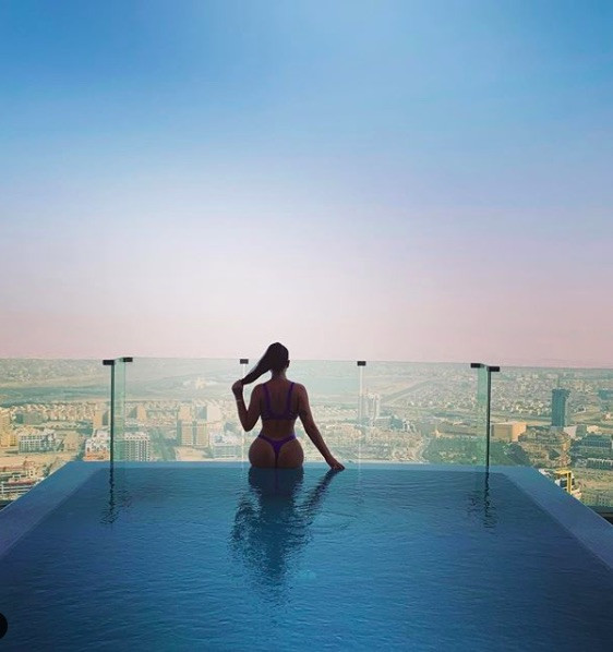 Cựu vũ nữ thoát y tung ảnh nội y, lộ chân ngực 'nhức mắt' ảnh 2