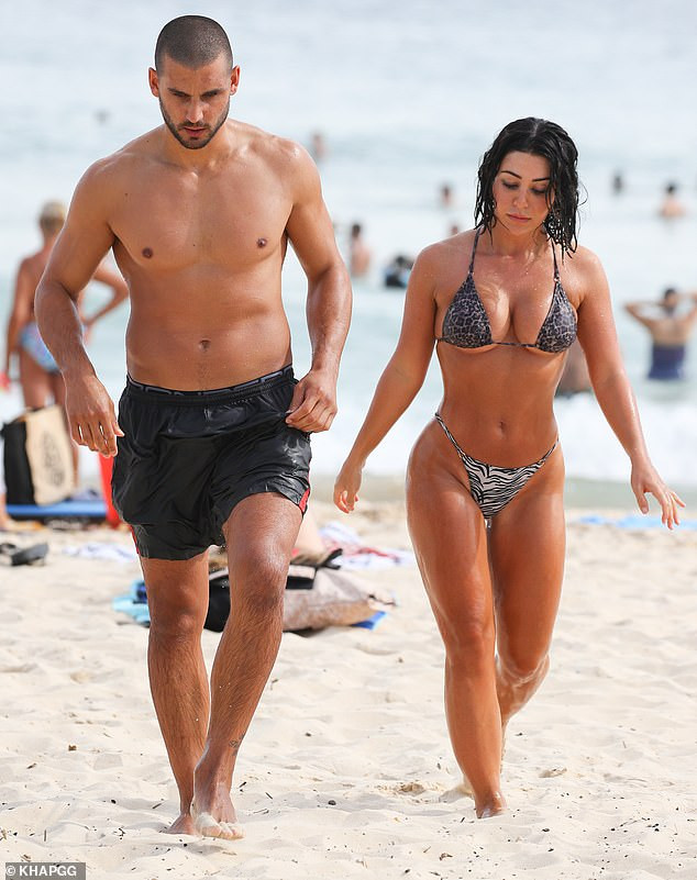 Sao truyền hình Úc áo tắm bé xíu lộ chân ngực, tình tứ bên bạn trai ảnh 4