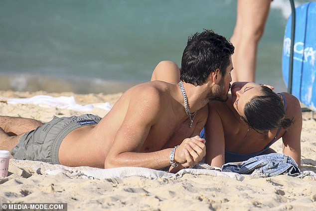 Georgia Fowler mặc áo tắm tuyệt đẹp, tình tứ bên bạn trai ở biển ảnh 4