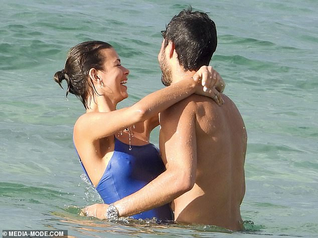 Georgia Fowler mặc áo tắm tuyệt đẹp, tình tứ bên bạn trai ở biển ảnh 7