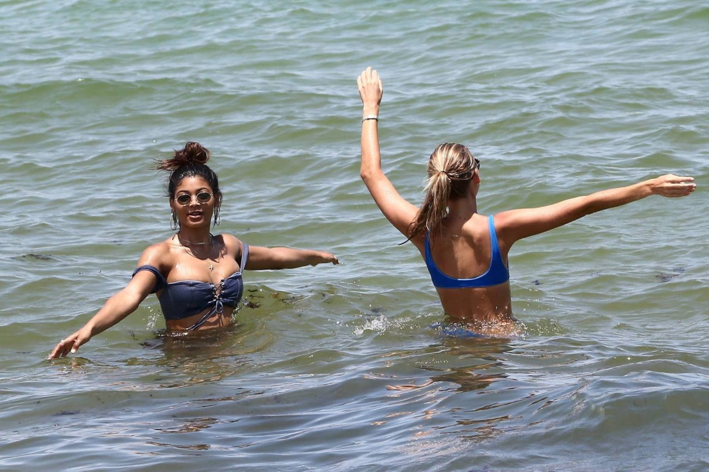 Hai chân dài đình đám làng mốt thả dáng nóng bỏng ở biển ảnh 10