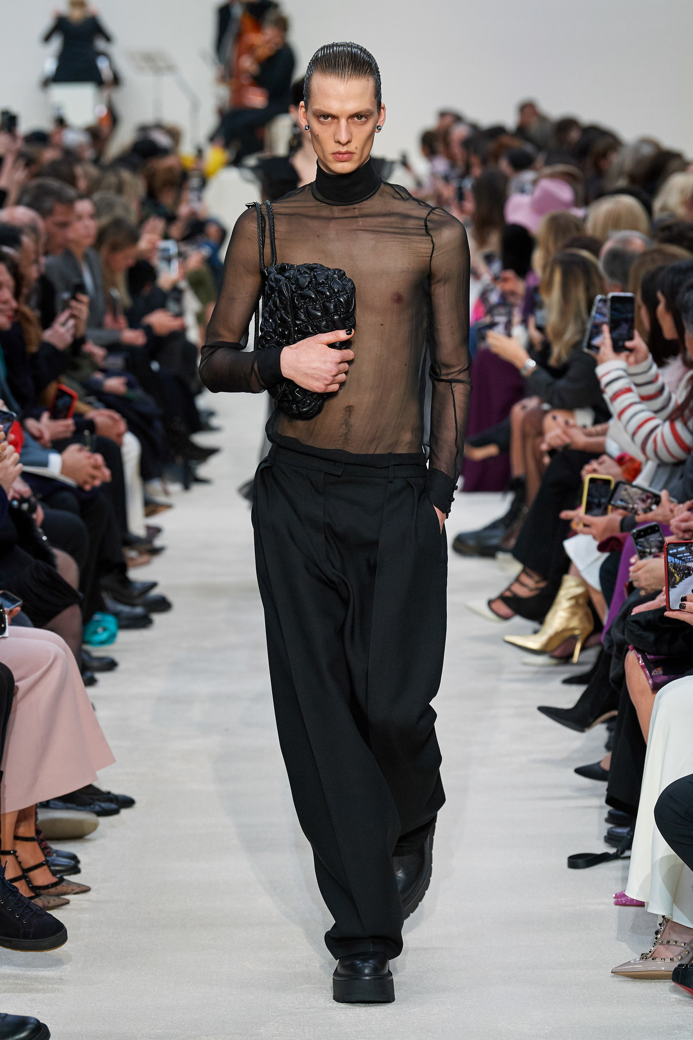 Dàn mẫu khoe trọn ngực trần catwalk trong show Valentino ảnh 9