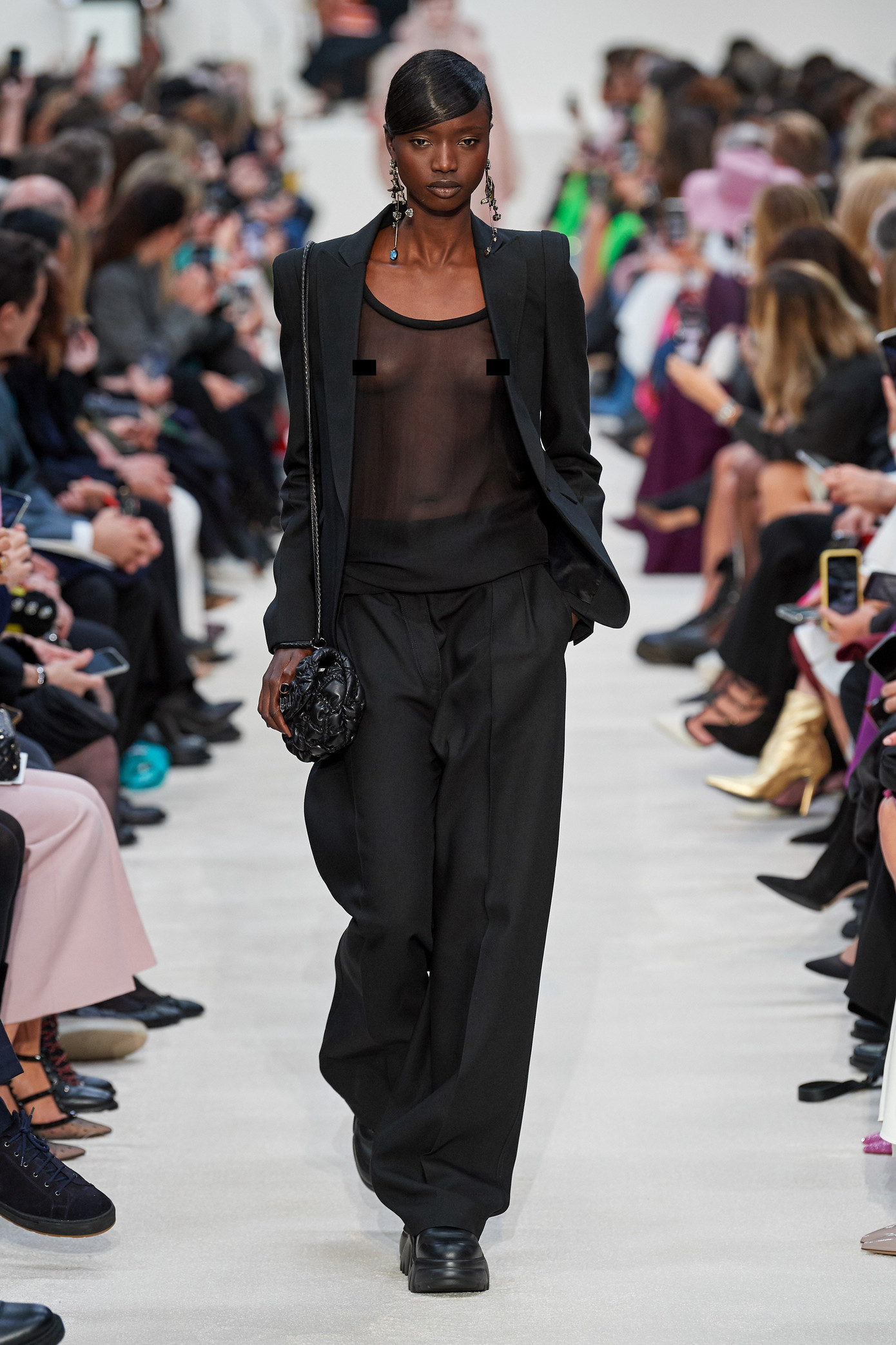 Dàn mẫu khoe trọn ngực trần catwalk trong show Valentino ảnh 1