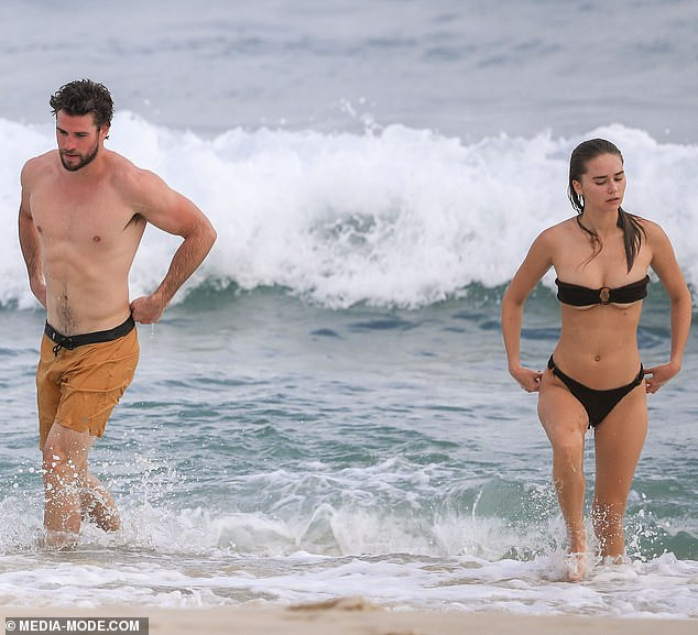 Liam Hemsworth khoe cơ bụng 6 múi, bạn gái mặc bikini dáng như tạc tượng ảnh 1