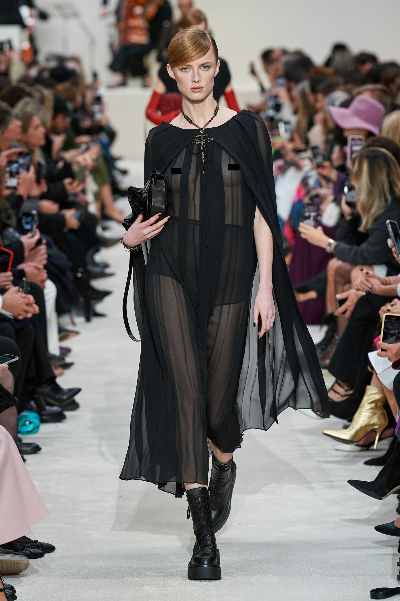 Dàn mẫu khoe trọn ngực trần catwalk trong show Valentino ảnh 8