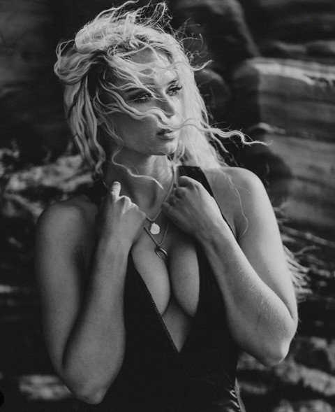 Ở nhà vì COVID-19, sao truyền hình 9x tung ảnh mặc như không 'đốt mắt' fan ảnh 5