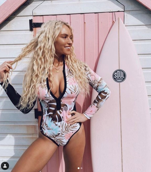 Ở nhà vì COVID-19, sao truyền hình 9x tung ảnh mặc như không 'đốt mắt' fan ảnh 2