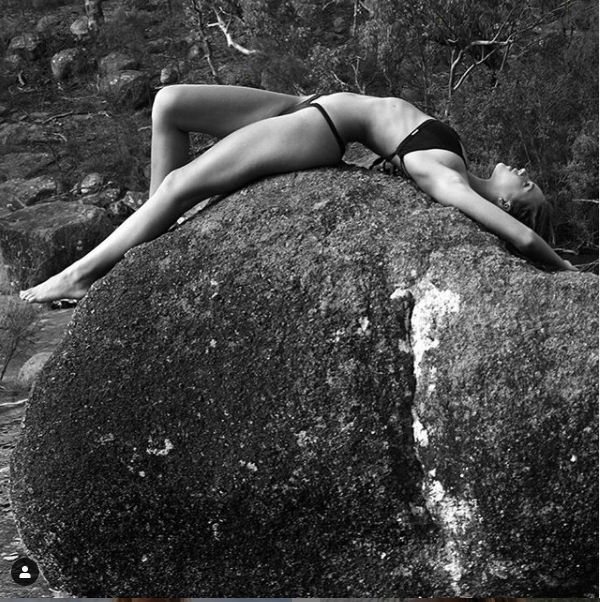 Emily Feld mặt thiên thần, thân hình 'bỏng rẫy' gây chao đảo ở tuổi 17 ảnh 8