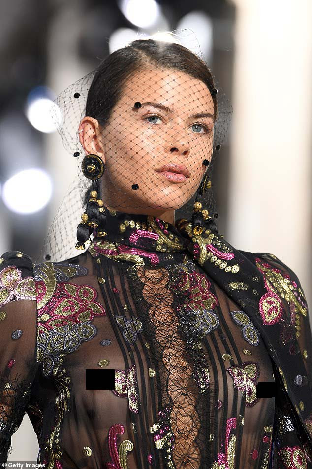 Chân dài Victoria's Secret để ngực trần diễn thời trang ảnh 3