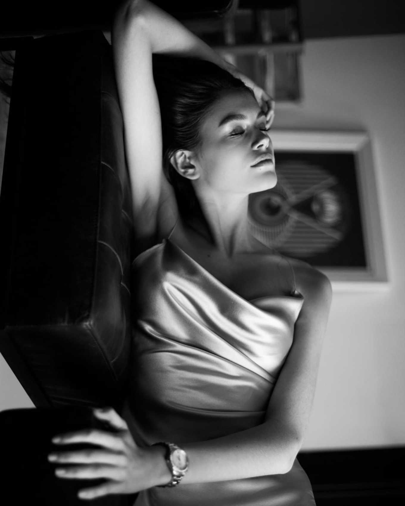 Không nội y, Kaia Gerber gợi cảm hút hồn với váy lụa mỏng tang ảnh 2