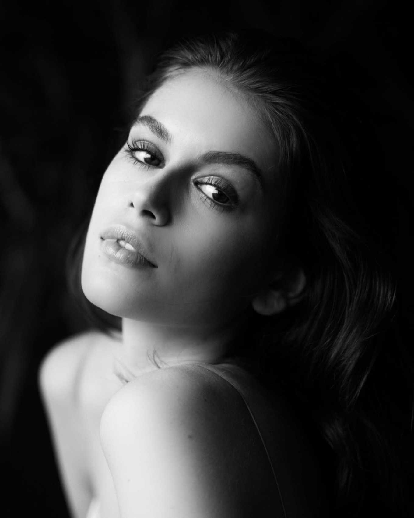 Không nội y, Kaia Gerber gợi cảm hút hồn với váy lụa mỏng tang ảnh 5