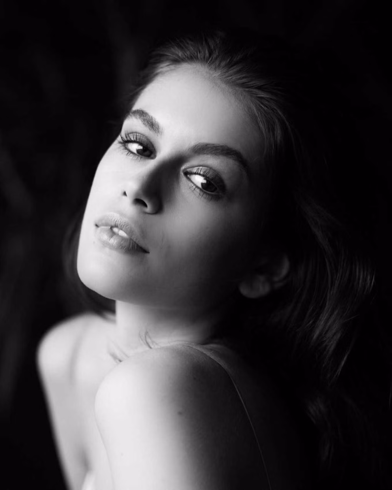 Không nội y, Kaia Gerber gợi cảm hút hồn với váy lụa mỏng tang ảnh 5