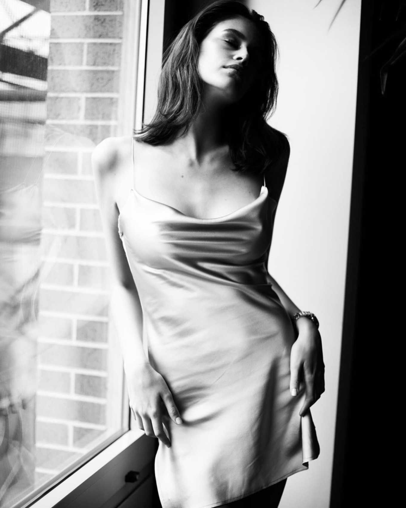 Không nội y, Kaia Gerber gợi cảm hút hồn với váy lụa mỏng tang ảnh 4