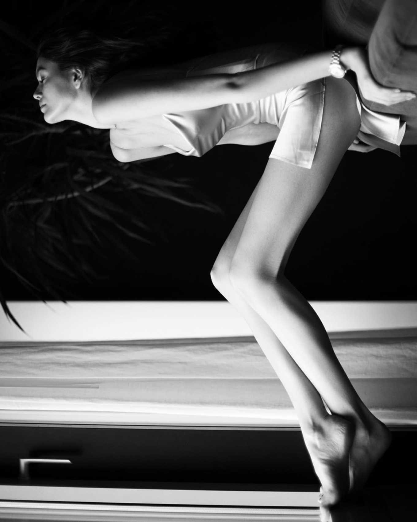 Không nội y, Kaia Gerber gợi cảm hút hồn với váy lụa mỏng tang ảnh 6