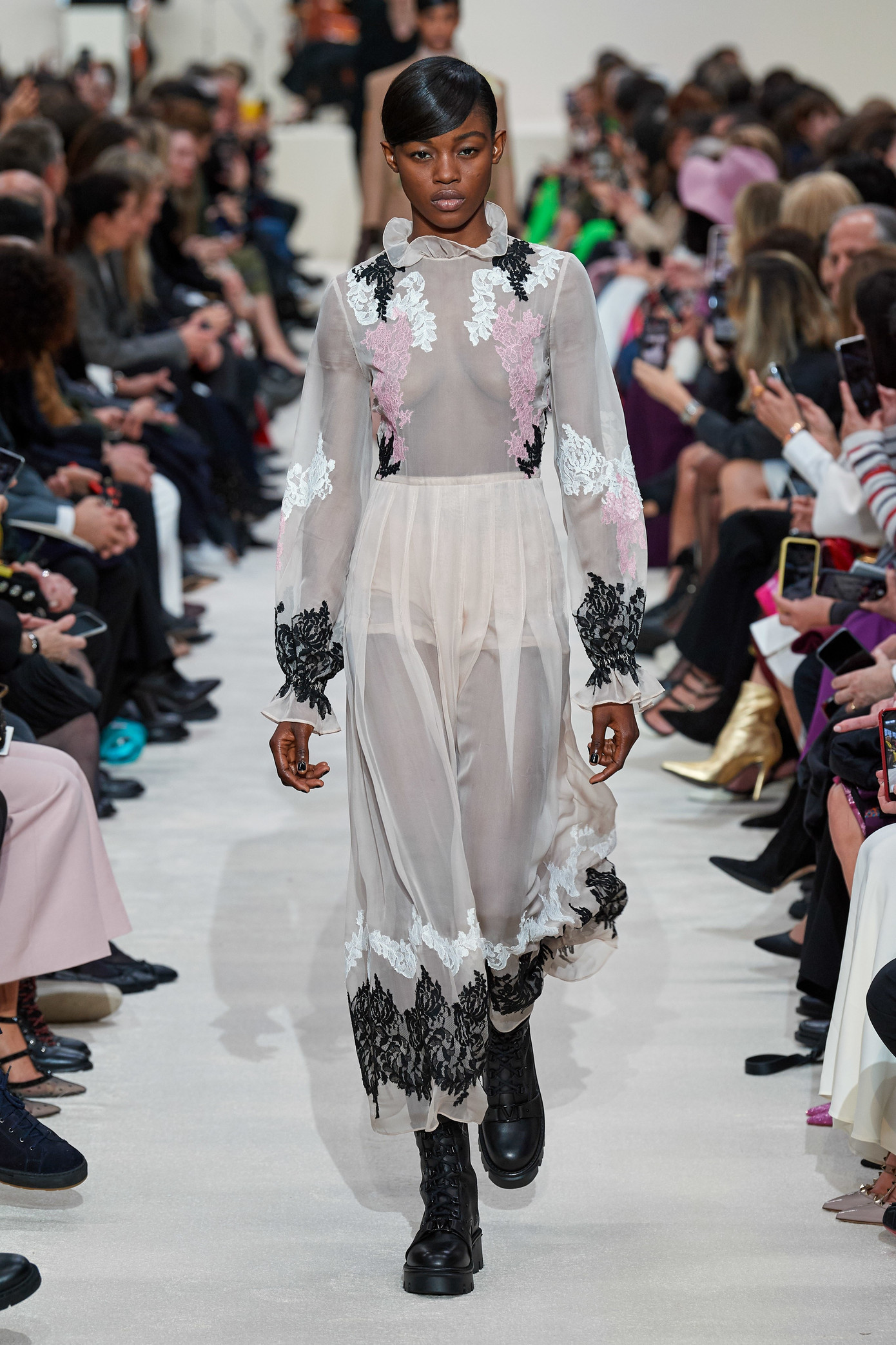 Dàn mẫu khoe trọn ngực trần catwalk trong show Valentino ảnh 2