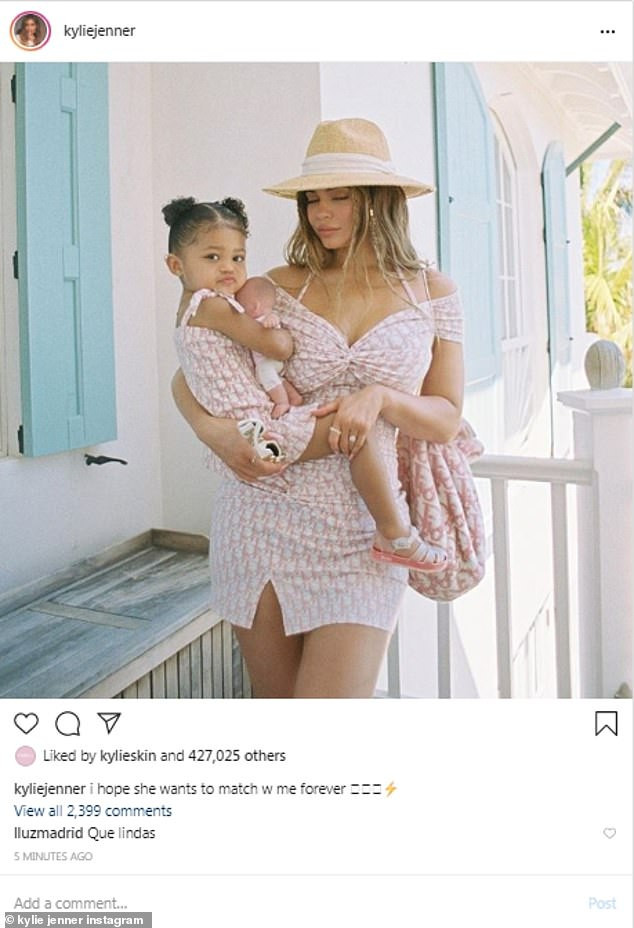 Mặc áo tắm bé xíu, em út tỷ phú nhà Kim Kardashian quá nóng bỏng và gợi cảm ảnh 5
