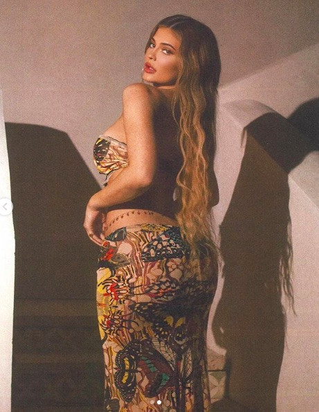 Mặc áo tắm bé xíu, em út tỷ phú nhà Kim Kardashian quá nóng bỏng và gợi cảm ảnh 4