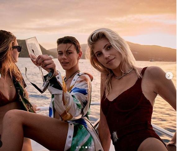 Ngưỡng mộ dáng đẹp như tạc tượng của siêu mẫu Devon Windsor cao 1m80 ảnh 8