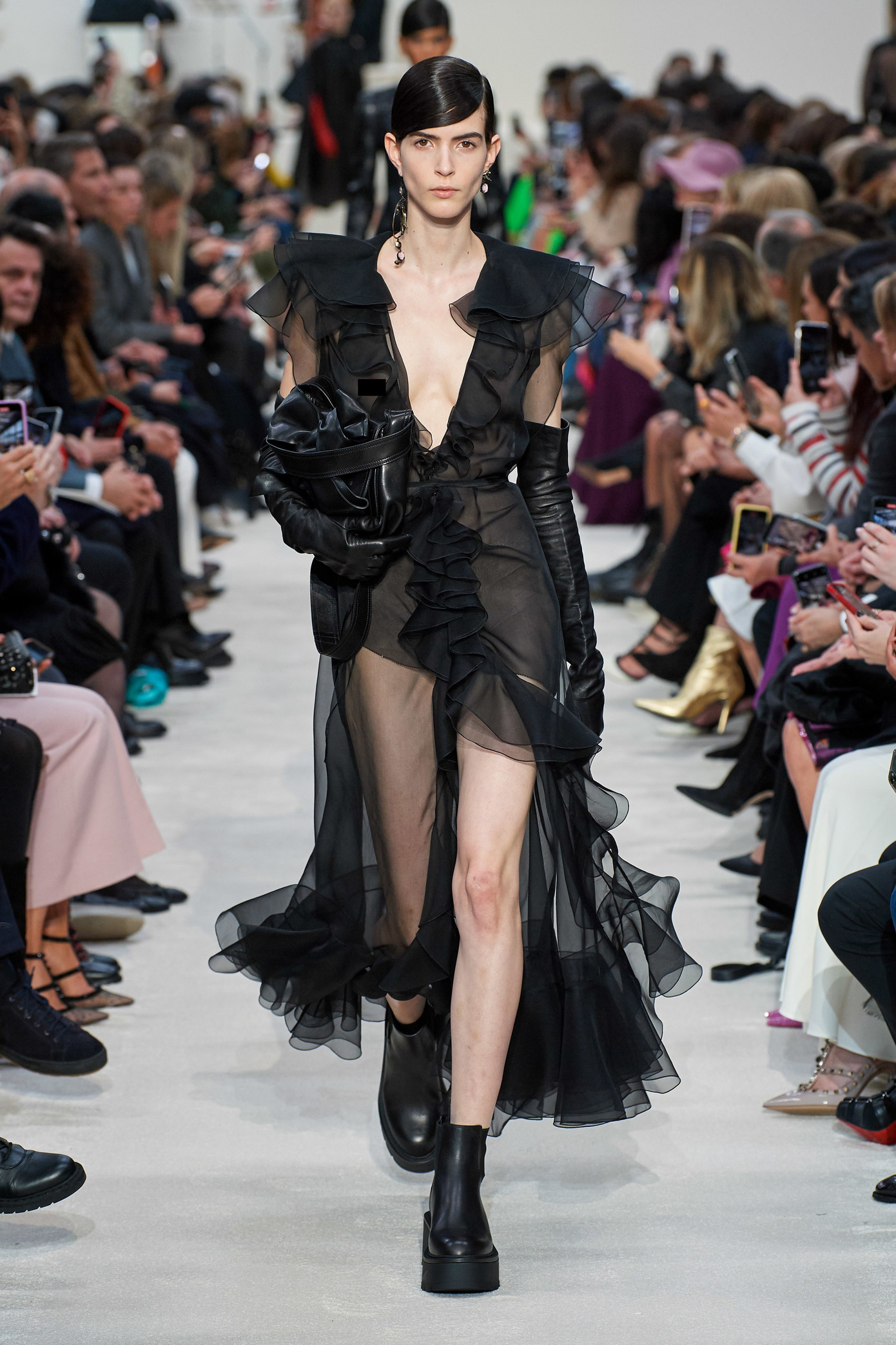 Dàn mẫu khoe trọn ngực trần catwalk trong show Valentino ảnh 10