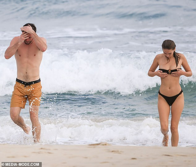 Liam Hemsworth khoe cơ bụng 6 múi, bạn gái mặc bikini dáng như tạc tượng ảnh 6