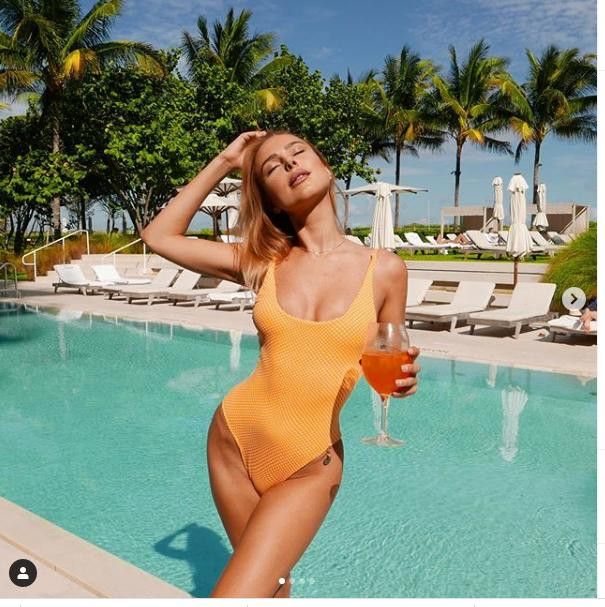 Mê mẩn ngắm body đẹp như tạc tượng của siêu mẫu áo tắm 9x Anh quốc ảnh 9