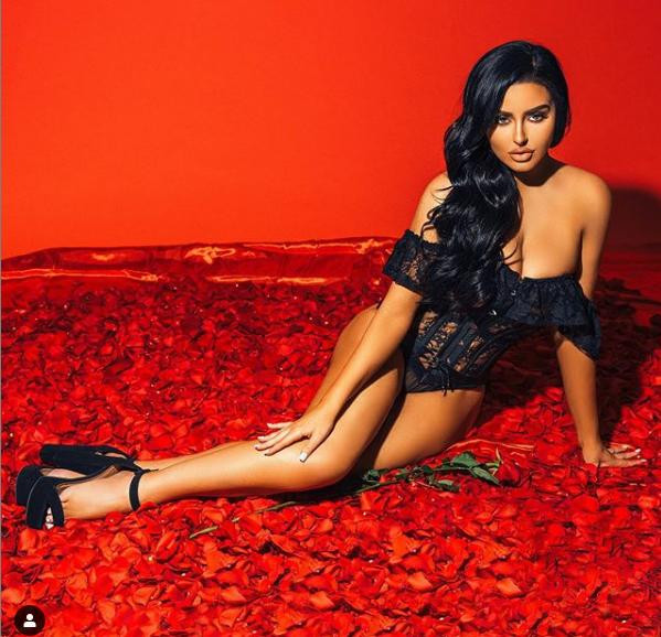 'Nữ hoàng đường cong' khiến cánh mày râu điên đảo ảnh 4