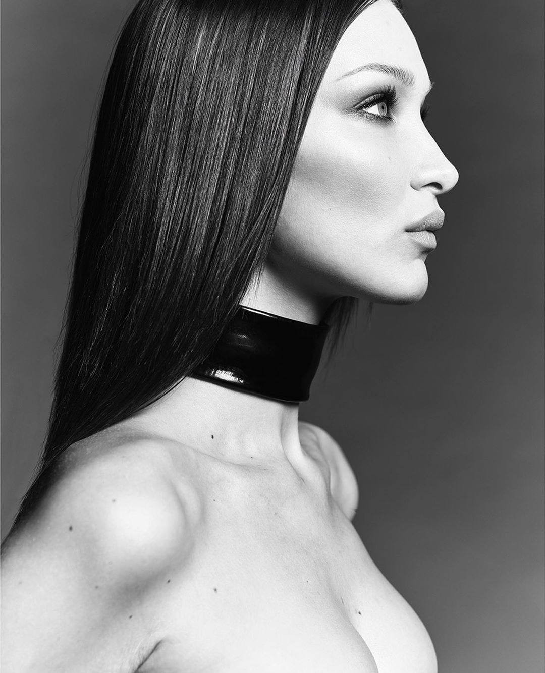 Bella Hadid khoe dáng đẹp như mộng với áo quây ngực bé xíu ảnh 2