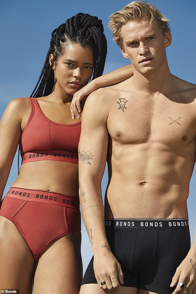 Tình trẻ của Miley Cyrus khoe cơ bụng sáu múi bên 'gái lạ' ảnh 3