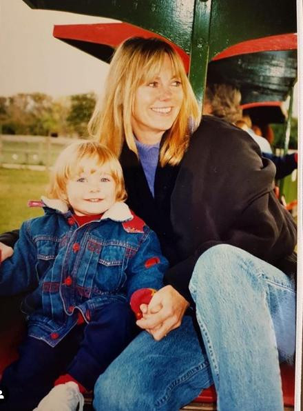 Mê mẩn ngắm body đẹp như tạc tượng của siêu mẫu áo tắm 9x Anh quốc ảnh 3