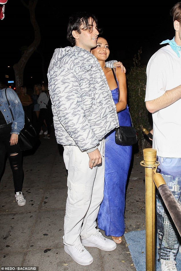 Vóc dáng quyến rũ gây mê của nữ ca sĩ Mỹ trong MV Sơn Tùng M-TP ảnh 7