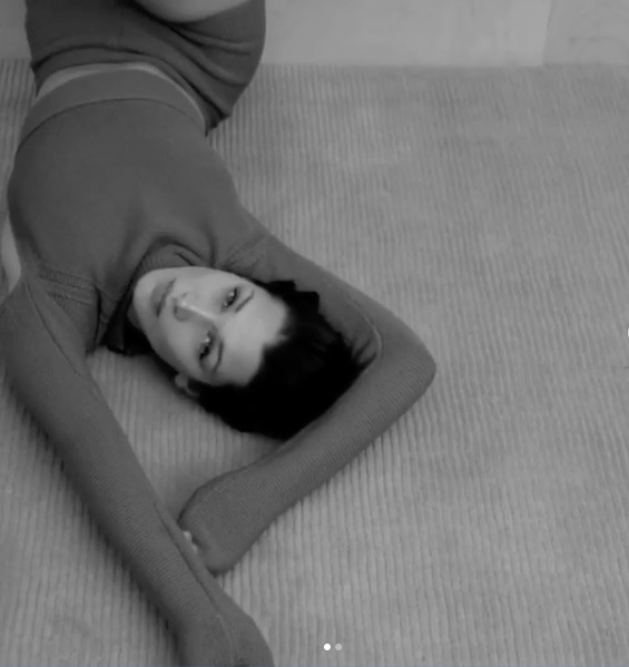 Bella Hadid tung clip để ngực trần, phô dáng đẹp như thần Vệ nữ ảnh 8