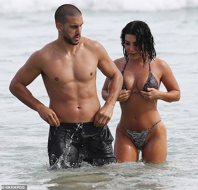 Sao truyền hình Úc áo tắm bé xíu lộ chân ngực, tình tứ bên bạn trai ảnh 9