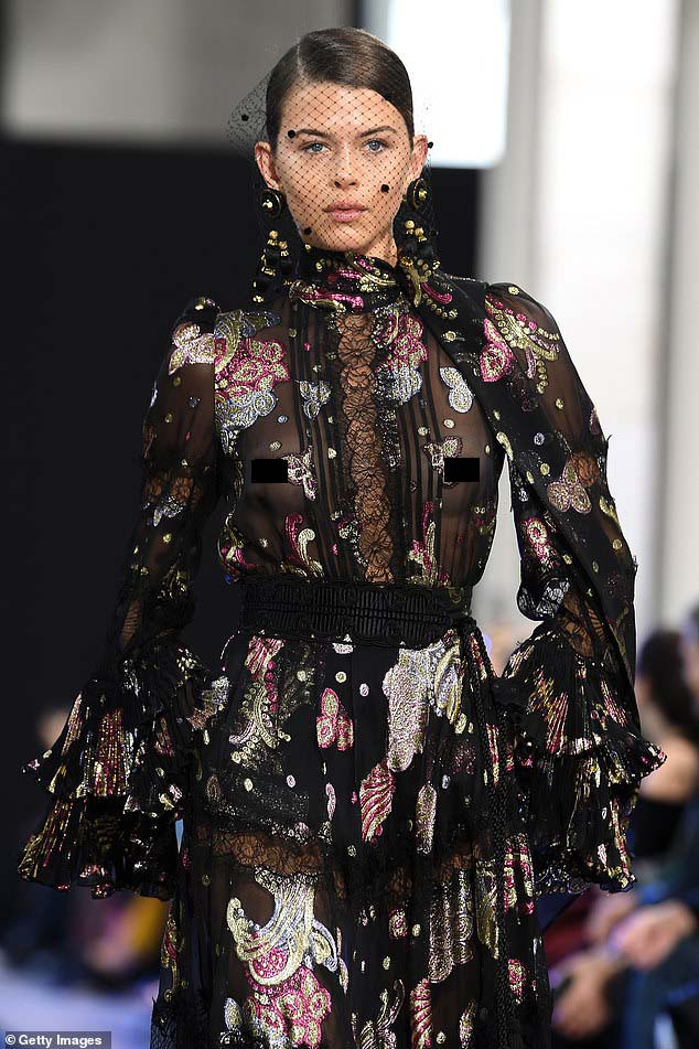 Chân dài Victoria's Secret để ngực trần diễn thời trang ảnh 2