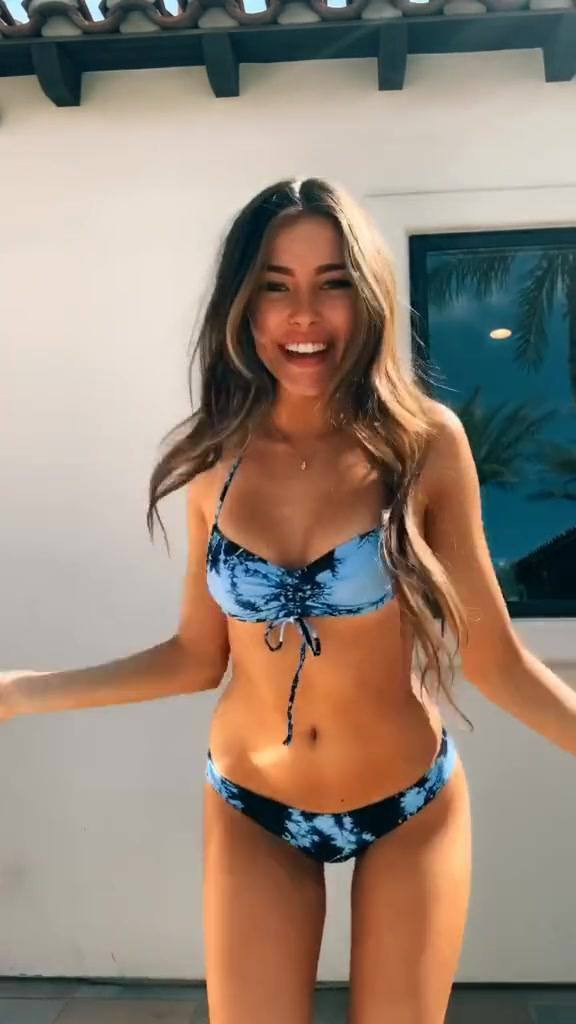 Mặc bikini nhảy múa, nữ ca sĩ Mỹ trong MV Sơn Tùng M-TP khoe body 'cực phẩm' ảnh 4