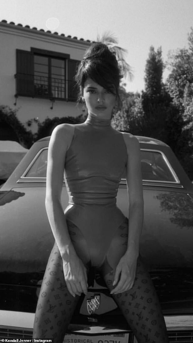 'Siêu mẫu đắt giá nhất thế giới' mặc bikini phô thể hình tuyệt mỹ ảnh 6