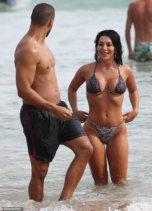 Sao truyền hình Úc áo tắm bé xíu lộ chân ngực, tình tứ bên bạn trai ảnh 5