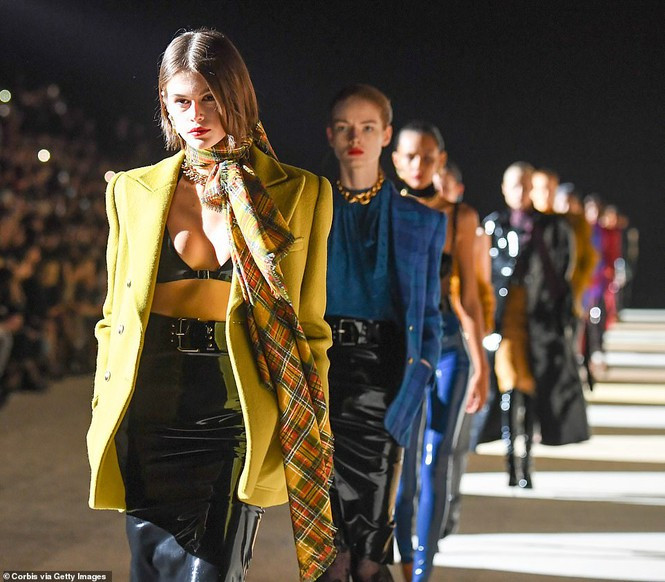 Không nội y, Kaia Gerber gợi cảm hút hồn với váy lụa mỏng tang ảnh 10