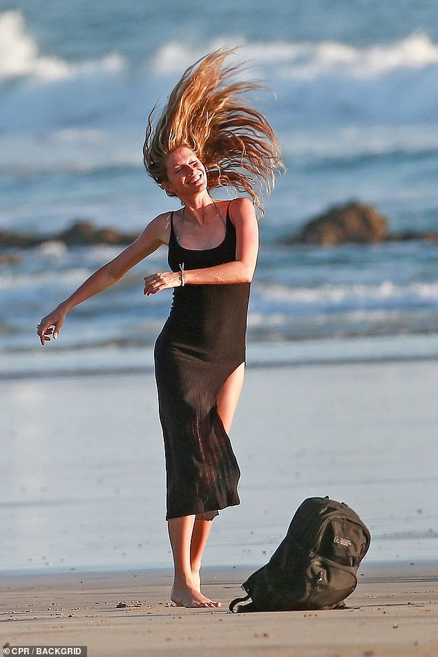 'Chân dài triệu đô' Gisele Bundchen thả dáng tuyệt mỹ với áo tắm bé xíu ảnh 6