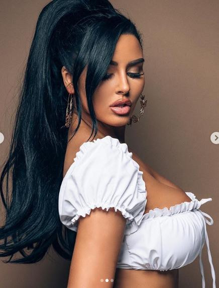 'Nữ hoàng đường cong' khiến cánh mày râu điên đảo ảnh 5