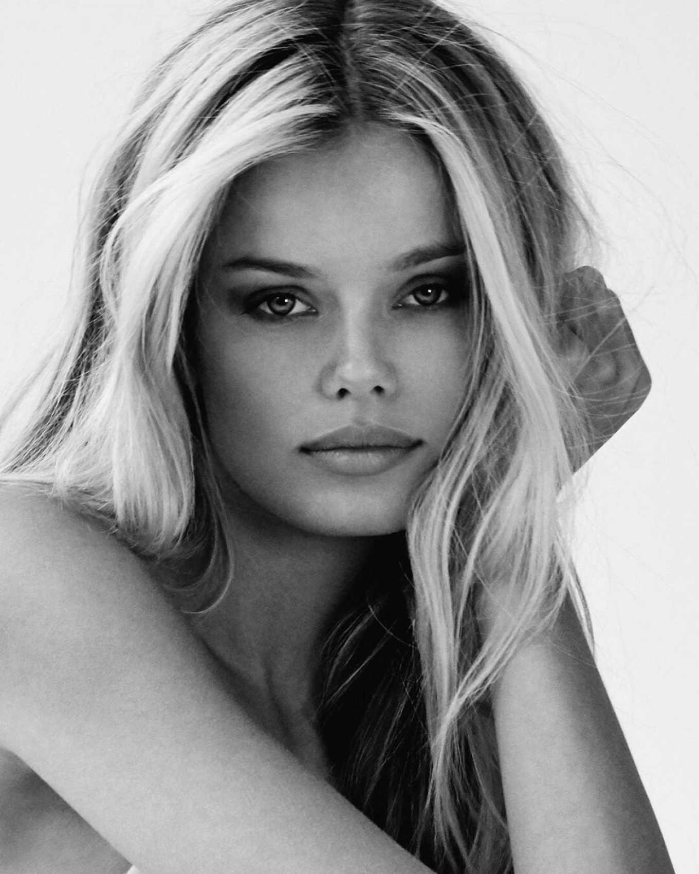 Thân hình chuẩn 'từng cm' của chân dài 9x Frida Aasen ảnh 5